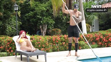 El chico que limpia la piscina tiene una BBC deliciosa!! no me resisto y termino cabalgando su enorme polla - Alejandra Palacios