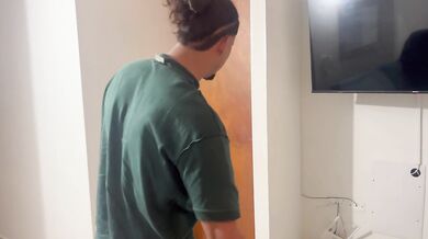 Hermanastra con la polla de mi amigo no! Mi puta hermanastra anhela el pene grande de mi amigo y él la folla duro