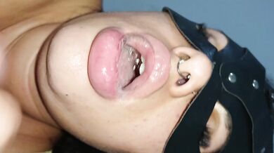 Joker-style blowjob, pulling her mouth open with her hand, she's good and insane????‍