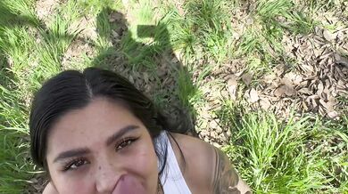 POV: Le pido fuego a un extraño en la calle a cambio me pide usar mi boca para guardar su leche. ¡Que rica esta su gran verga!.