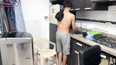 Encuentro a mi hermanastra sola en casa y yo la seduzco para follarla muy rico.