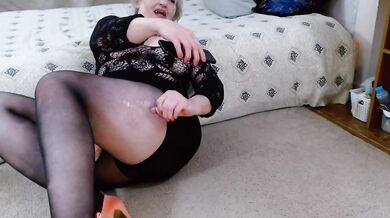 1402 Thick and Curvy GILF DawnSkye ignoring you while she on the phone, the she tears her nylons
