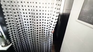 POV Una chica entra en a mi departamento y me lame en mi cama hasta correrme