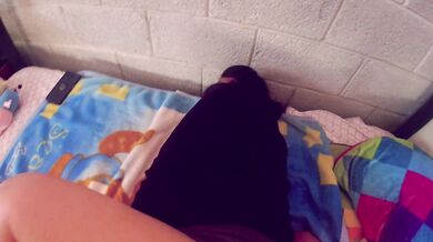 Solo déjate follar por mi todos los días y conseguirás todo lo que te propongas, estudiante comienza a pagar su deuda con su padrastro