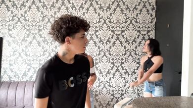 ¿Que puede pasar si comparto cuarto de hotel con mi novia y su mejor amiga?