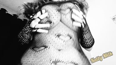 Mostrando mis Tetas Enormes frente a la camara