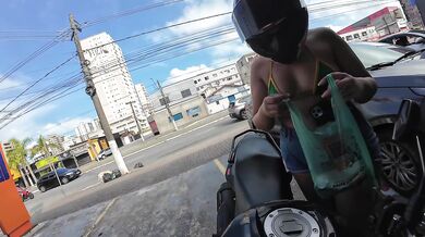Fazendo Topless mostrando meus peitinhos rosinha nas ruas de São Paulo brasil