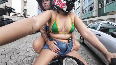 Fazendo Topless mostrando meus peitinhos rosinha nas ruas de São Paulo brasil