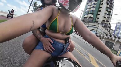 Fazendo Topless mostrando meus peitinhos rosinha nas ruas de São Paulo brasil