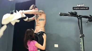 MI VECINA CASADA se escapó de su marido después del paseo… para cabalgar mi gran polla y llenándose LA BOCA CON MI LECHE