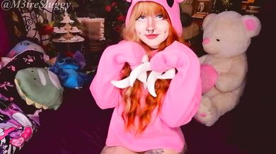 Teen Gloomy Bear idiot. Mignonne s'élargi le cul et se fait jouir - M3treSluggy