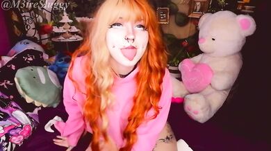 Teen Gloomy Bear idiot. Mignonne s'élargi le cul et se fait jouir - M3treSluggy
