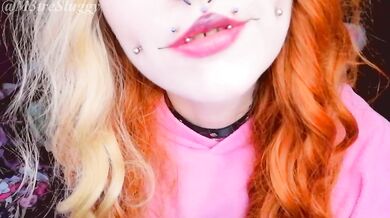 Teen Gloomy Bear idiot. Mignonne s'élargi le cul et se fait jouir - M3treSluggy