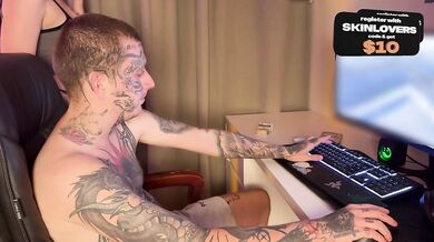 Hot alt girl interrupts his Minecraft game with rough sex