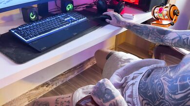 Hot alt girl interrupts his Minecraft game with rough sex