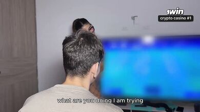 Hermosa Colombiana Seduce a su Novio Gamer para que Deje la Consola y la Folle Duro