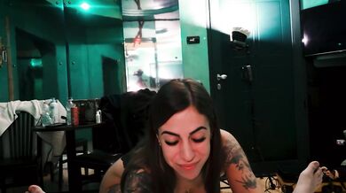 MARIKA MILANI fa FOOTJOB e POMPINO in Motel – Sborrata sui Piedi e Cum in Mouth (DIA ITA)