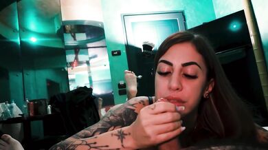 MARIKA MILANI fa FOOTJOB e POMPINO in Motel – Sborrata sui Piedi e Cum in Mouth (DIA ITA)