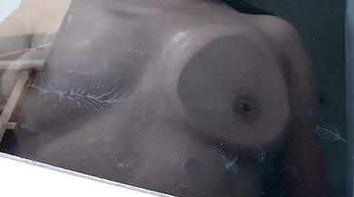 Limpiando la ventana con el culo caliente y mis tetas naturales