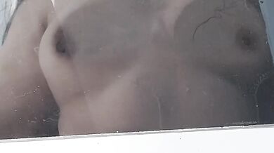Limpiando la ventana con el culo caliente y mis tetas naturales
