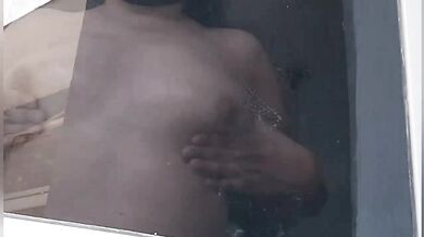Limpiando la ventana con el culo caliente y mis tetas naturales