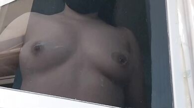 Limpiando la ventana con el culo caliente y mis tetas naturales