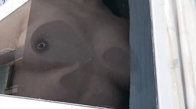 Limpiando la ventana con el culo caliente y mis tetas naturales