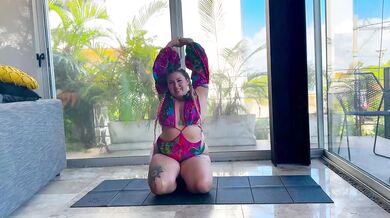 Stretch it out! Plus size yoga girl on a solo vacation