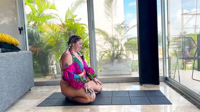 Stretch it out! Plus size yoga girl on a solo vacation