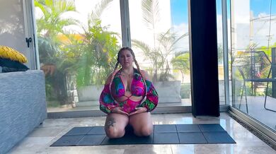 Stretch it out! Plus size yoga girl on a solo vacation
