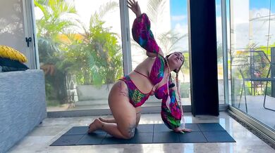 Stretch it out! Plus size yoga girl on a solo vacation
