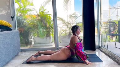 Stretch it out! Plus size yoga girl on a solo vacation