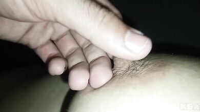Mi esposo juega y chupa mis pezones hinchados, me fascinan los sonidos tan ricos que hace