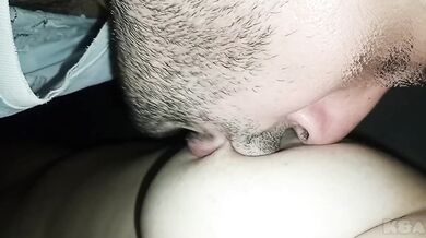 Mi esposo juega y chupa mis pezones hinchados, me fascinan los sonidos tan ricos que hace