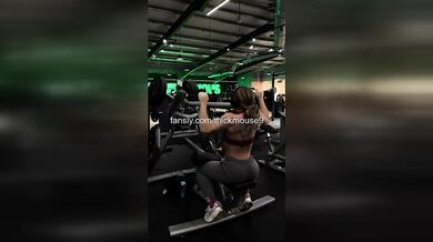 18yo's Pussy Leaks During Intense TikTok Dance – Wet & Glistening!