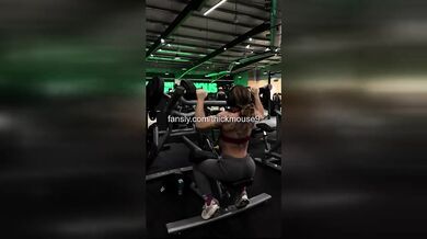 18yo's Pussy Leaks During Intense TikTok Dance – Wet & Glistening!