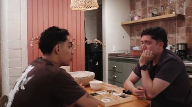 Mi esposa acepta comerse la enorme polla de mi vecino frente a mi! - Pipe Boy