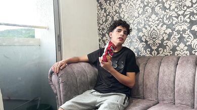Descubro a mi hermanastra teniendo relaciones con mi novia y terminamos haciendo un rico trio de squirt con sexo apasionado.