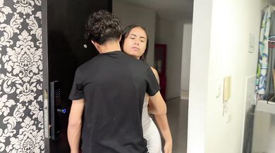 Descubro a mi hermanastra teniendo relaciones con mi novia y terminamos haciendo un rico trio de squirt con sexo apasionado.
