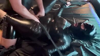 Gefesselt in Latex & Anal genommen