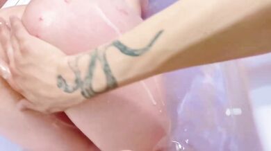 Малышки в сперме, но ей мало и она продолжает развлекаться в ванной/Girl are covered in sperm, but it's not enough for her