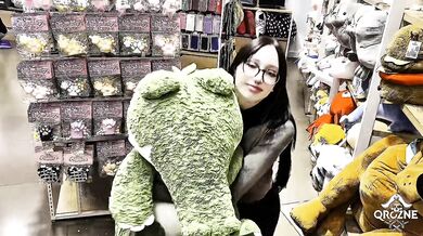 SHE WON A PLUSH TOY AND WAS VERY THANKFUL ft. Amberzinha [FREE SCENE]