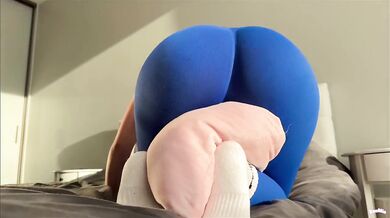 Big ass girl grinds tight leggings into pillow till three thundering orgasms