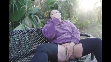 Ebony’s wild squirting on trail then finishes bursting in her car
