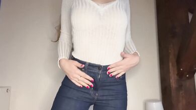 Morning masturbation before work with tight jeans and big tits