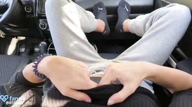 Amateur babe in tight grey sweatpants grinds out thick car cum