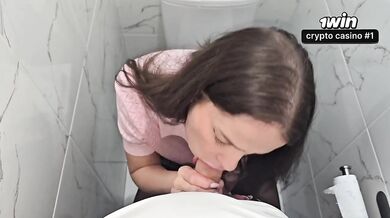 First date blowjob in restaurant bathroom cumshot in pussy