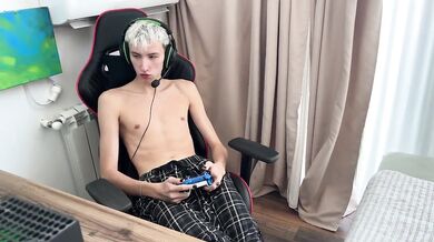My stepbrother left the game to play with my pussy