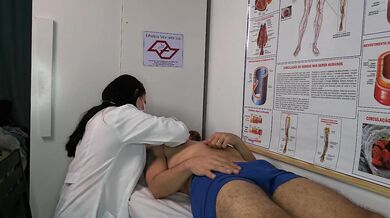 Doctor fucks patient while nurse gives handjob big cock gets hard