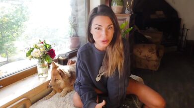 Roxy Fox MILF teaches how to eat pussy like a hungry slut